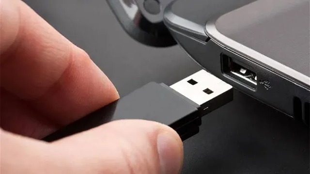 Ra mắt ổ USB flash chỉ lưu trữ được 8KB dữ liệu nhưng giá gần triệu đồng vì sở hữu nhiều tính năng 'độc lạ'